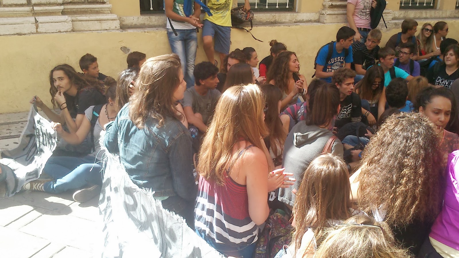 ΤΩΡΑ-Πορεία των μαθητών στο κέντρο της Μυτιλήνης