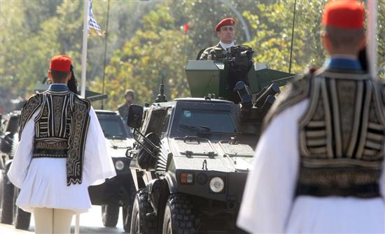 Παρέλαση υπό δρακόντεια μέτρα