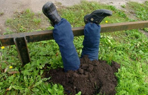 Πέρασαν το σκιάχτρο για νεκρό