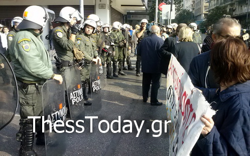 ΒΙΝΤΕΟ-Παρέλαση… με τα ΜΑΤ
