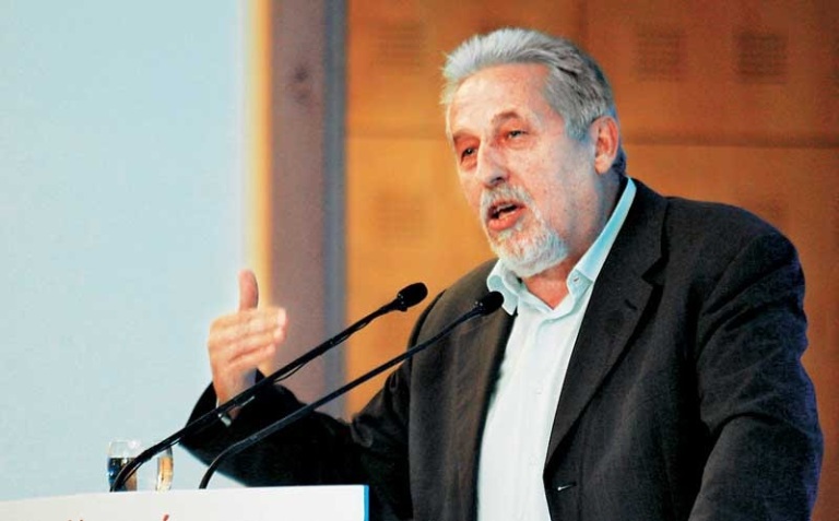 Ο Μανώλης στο πλευρό του Τζιτζικώστα