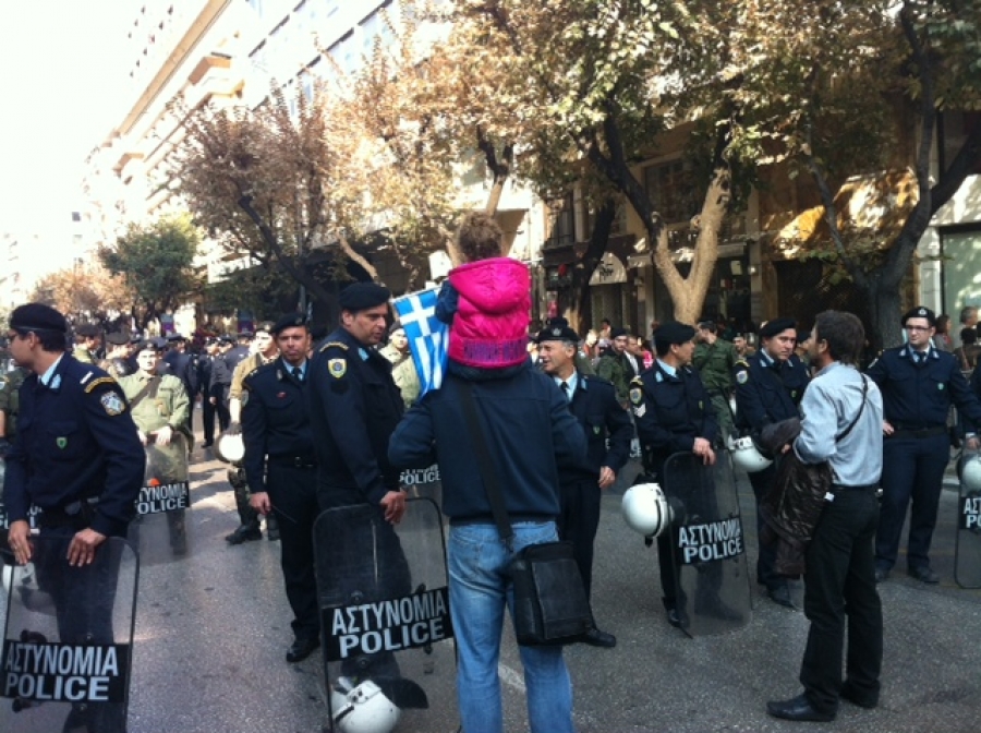 ΦΩΤΟ-Δεν άφησαν γονείς να προσεγγίσουν τους μαθητές