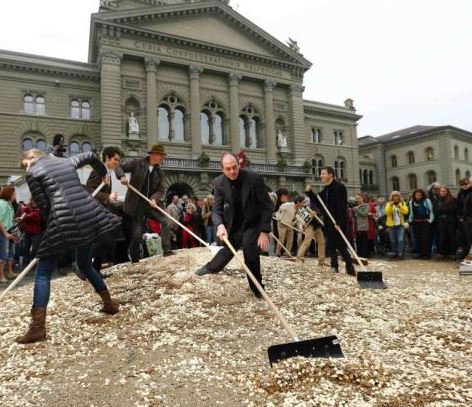 Ελβετία:”Βρέχει” λεφτά για όλους