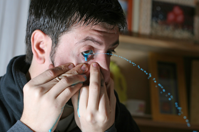 ΒΙΝΤΕΟ-Ζωγραφίζει εκτοξεύοντας χρώμα από τα μάτια