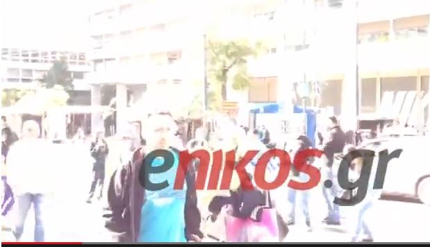 ΒΙΝΤΕΟ-Αγανάκτησε με τα μέτρα ασφαλείας