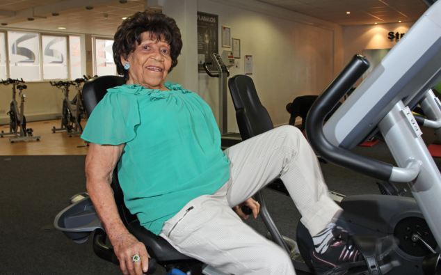 Γιαγιά 100 ετών γυμνάζεται τακτικά