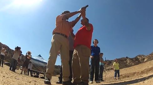 ΒΙΝΤΕΟ-Έβαλε τυφλούς να σκοπεύσουν με περίστροφο