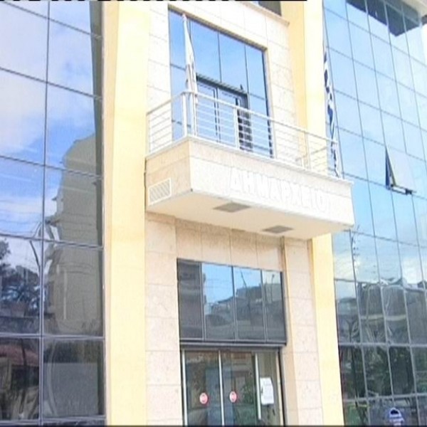 Βανδαλισμοί στο δημαρχείο Περάματος