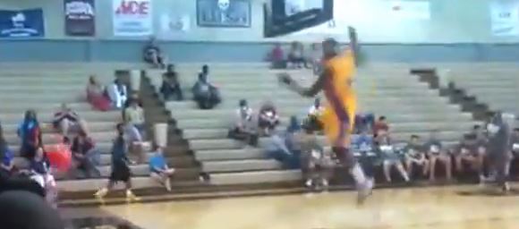 ΒΙΝΤΕΟ-Κάρφωσε το… ταμπλό