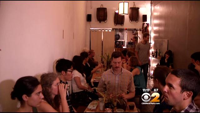 Στη ταβέρνα που όταν τρώνε δεν μιλάνε