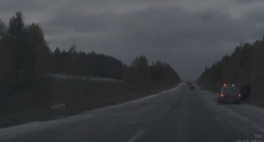 ΒΙΝΤΕΟ- Έτρεχε στον πάγο και έπεσε στο περιπολικό