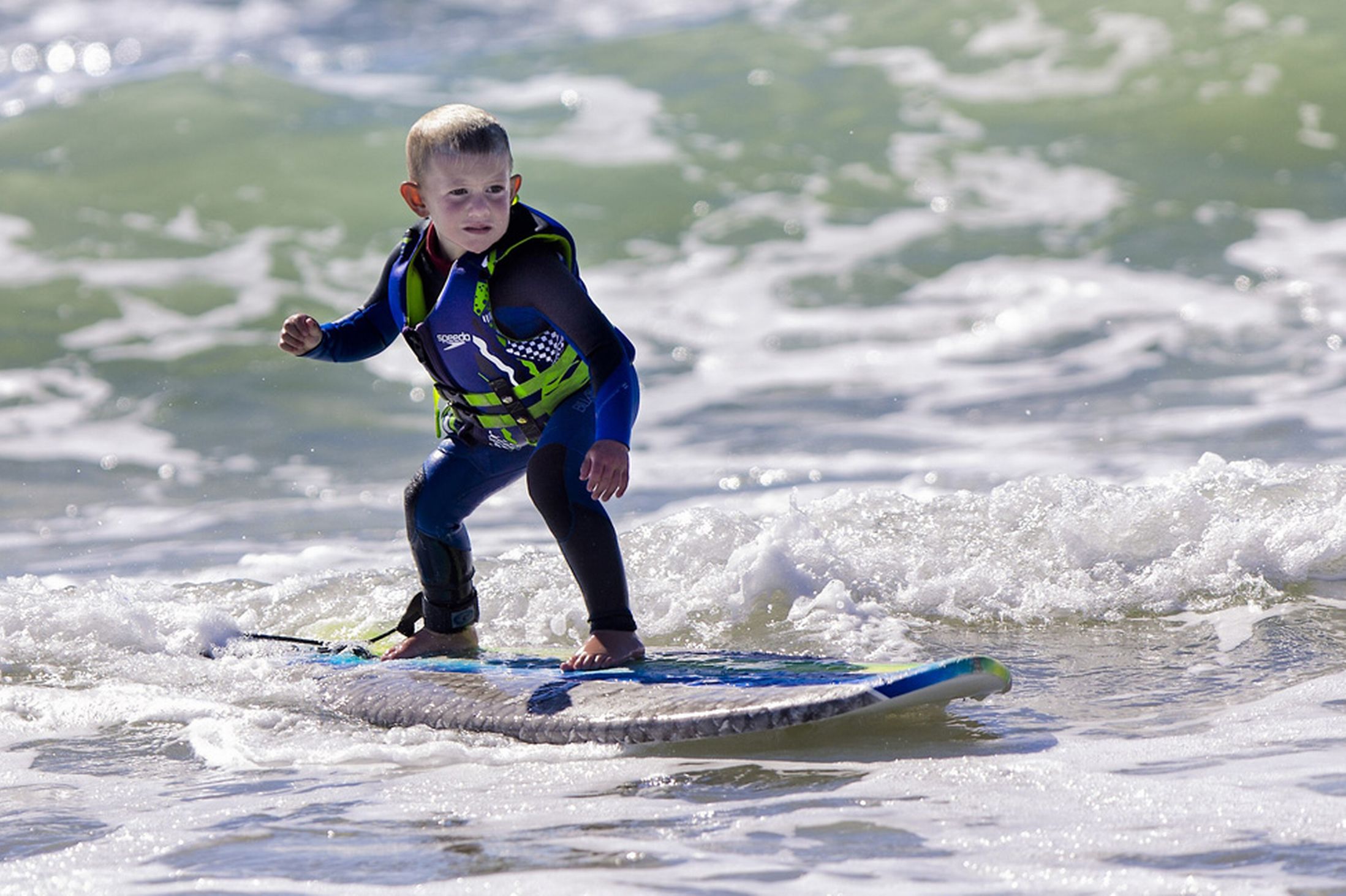 ΦΩΤΟ-3χρονος δαμάζει τα κύματα