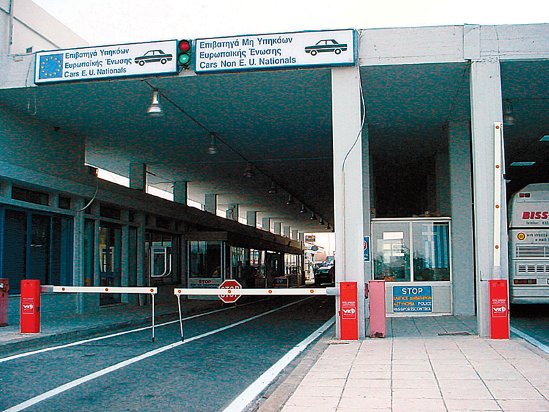 Τους έπιασαν στα σύνορα με κλεμμένο ΙΧ