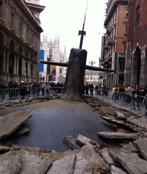 ΒΙΝΤΕΟ-Μιλάνο: Υποβρύχιο αναδύθηκε σε κεντρική πλατεία