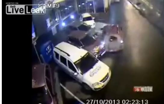 ΒΙΝΤΕΟ-Γυναίκα οδηγός καταστρέφει 4 ΙΧ