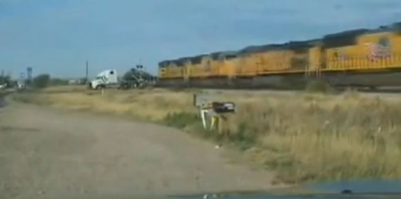 ΒΙΝΤΕΟ-Σφοδρή σύγκρουση τρένου με φορτηγό