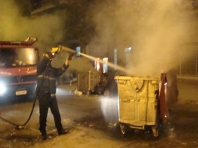 Νύχτα εμπρησμών σε κάδους