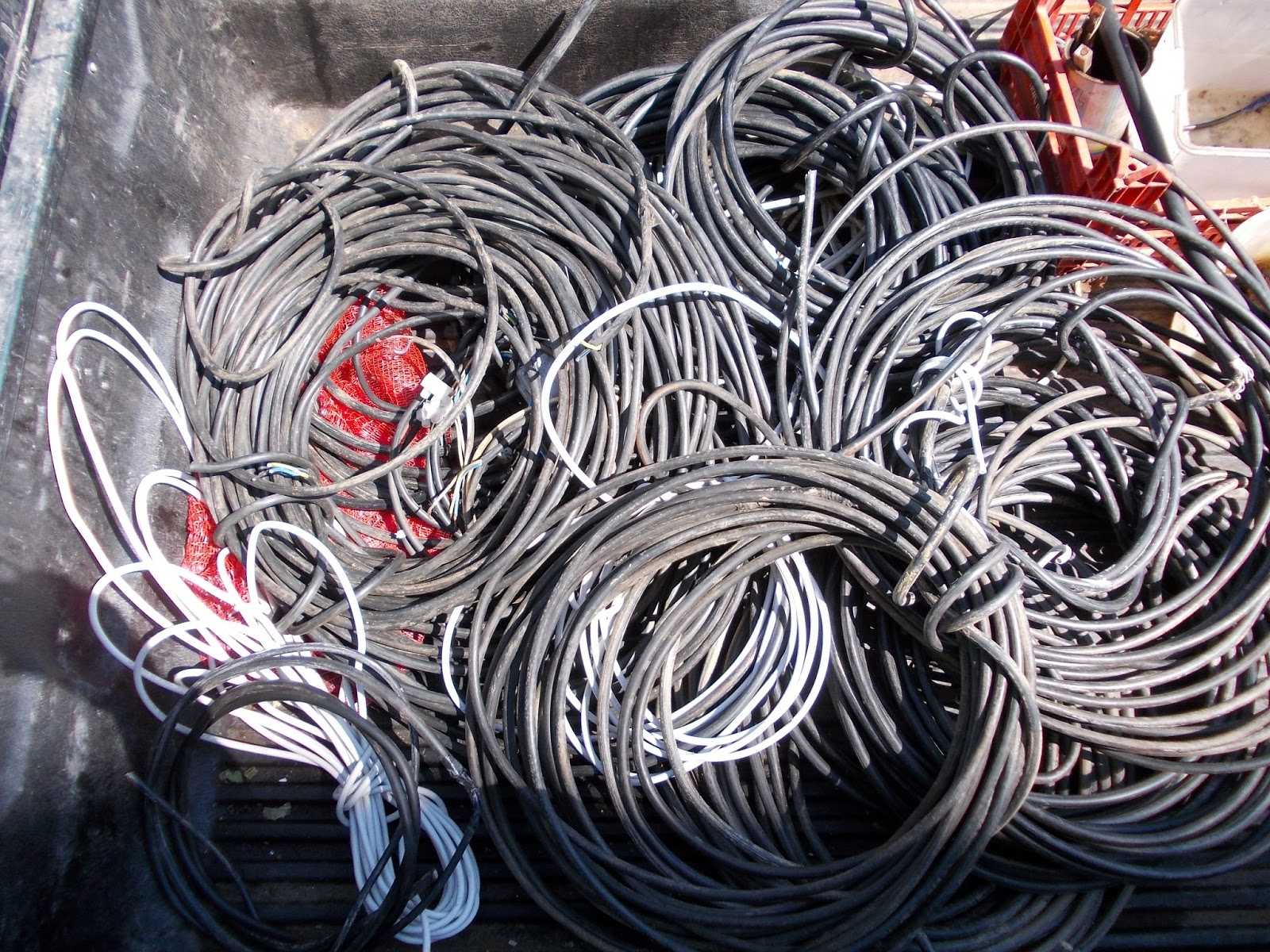 Έκλεβαν μόνο το… καλώδιο