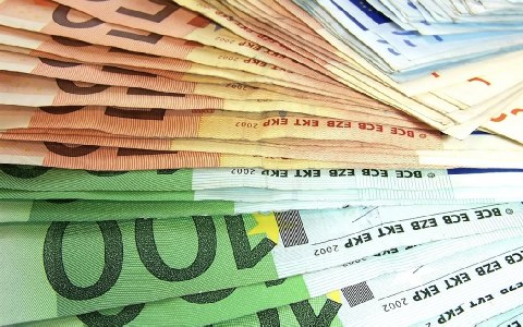Άνεργος βρήκε και παρέδωσε 8.000 ευρώ