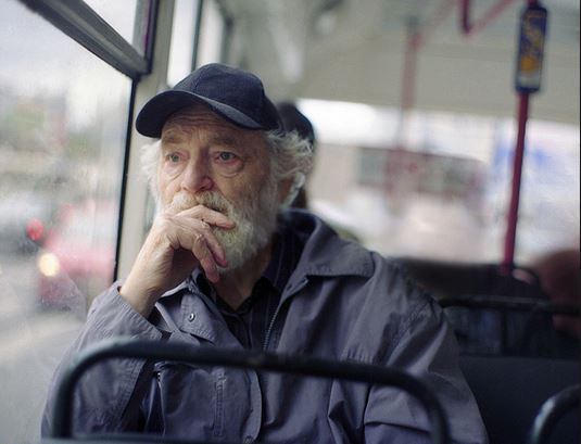 Στην Ελλάδα γερνάμε… «άσχημα»