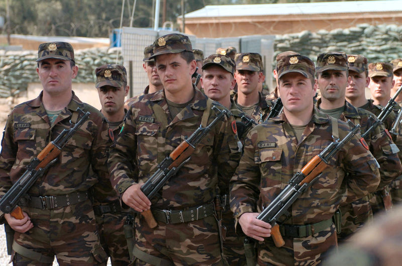 Αλβανία: Μείωση στις ένοπλες δυνάμεις