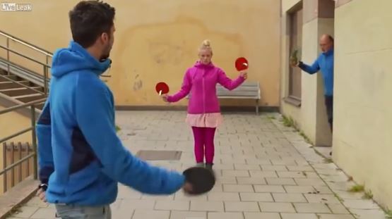 ΒΙΝΤΕΟ-Πινγκ πονγκ με μαχαίρια