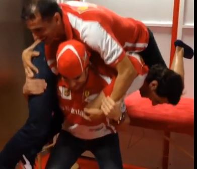 ΒΙΝΤΕΟ-Ο Φέτελ σηκώνει τίτλους και ο Αλόνσο τους συνεργάτες του