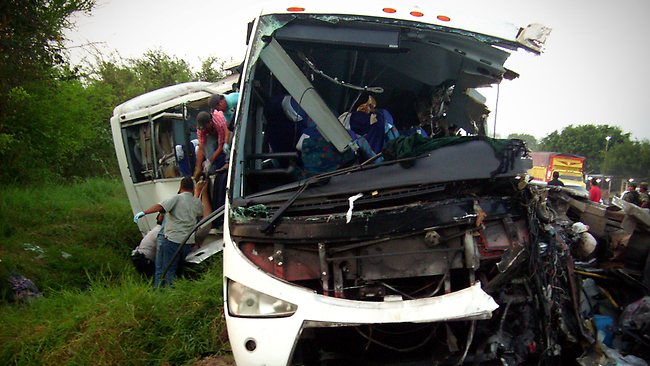 Βουτιά θανάτου λεωφορείου σε χαράδρα