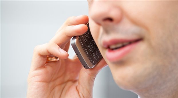 Μειώνονται τα τέλη στα κινητά