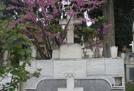 Σε αργία για το σκάνδαλο στο νεκροταφείο