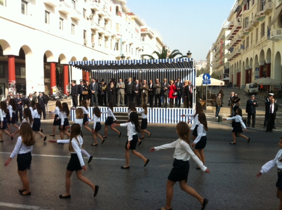 ΒΙΝΤΕΟ-Με Τζιτζικώστα, χωρίς Μπουτάρη η μαθητική παρέλαση