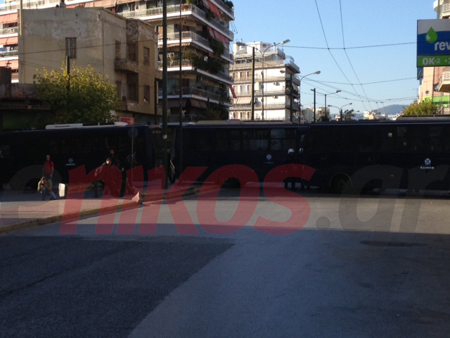 ΦΩΤΟ-Ισχυρή αστυνομική δύναμη έξω από τα γραφεία της Χ.Α.