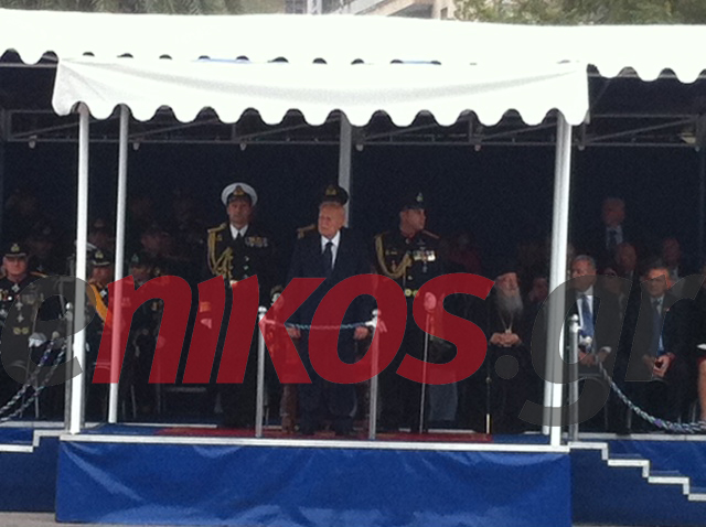 ΦΩΤΟ-Ο Παπούλιας παρακολουθεί την παρέλαση