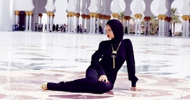 ΦΩΤΟ-Έδιωξαν τη Rihanna από τζαμί