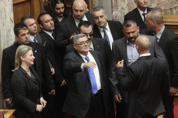 Την άρση ασυλίας 4 βουλευτών της Χ.Α. εισηγείται η Επιτροπή Δεοντολογίας