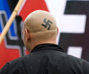 Τρέχουν να σβήσουν τα τατουάζ