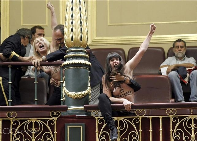 Οι Femen εισέβαλαν στην ισπανική Βουλή