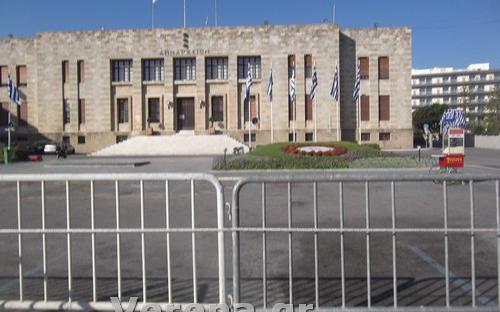 Ρόδος-Κάγκελα στην πλατεία Δημαρχείου