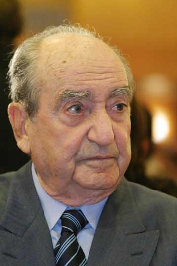 ΦΩΤΟ-Ο Επίτιμος στο γραφείο του