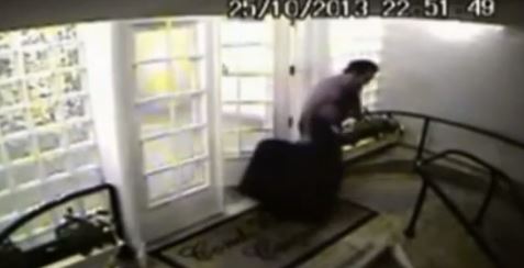 ΒΙΝΤΕΟ-Μεταφέρει σε βαλίτσα την μητέρα του