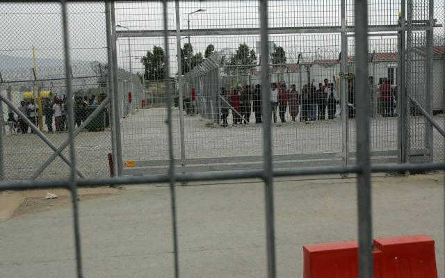 Έραψαν τα στόματά τους