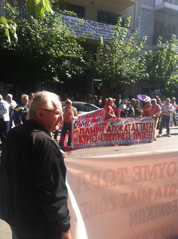 ΦΩΤΟ-Συνταξιούχοι περιμένουν τον Άδωνι