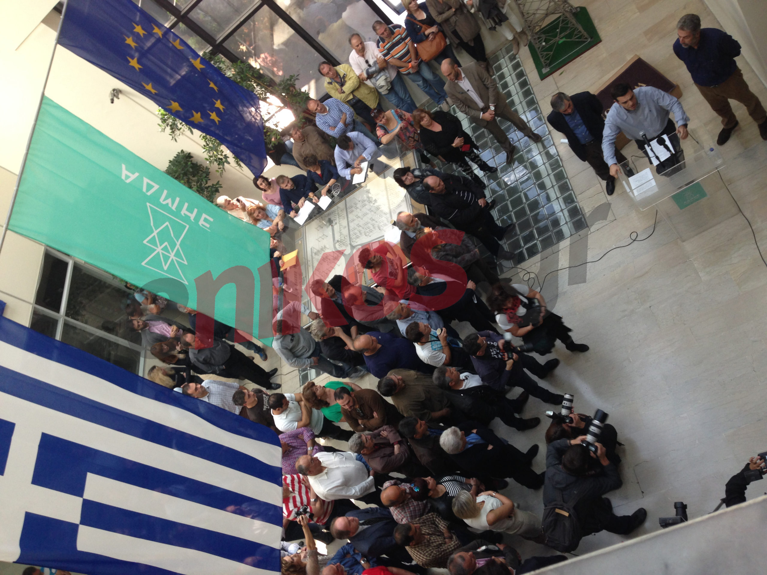 ΦΩΤΟ-Ο Τσίπρας μιλάει με εργαζόμενους