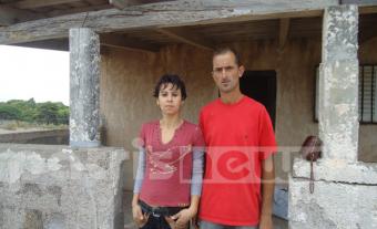 Οκταμελής οικογένεια ζει σε ένα δωμάτιο