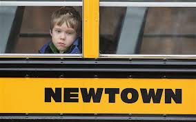 Γκρεμίζουν το σχολείο μετά το μακελειό