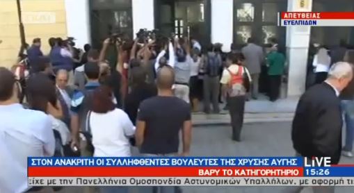 ΒΙΝΤΕΟ-Στην Ευελπίδων οι βουλευτές της ΧΑ