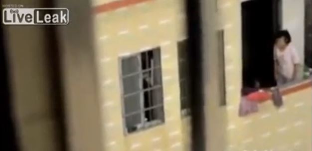 ΒΙΝΤΕΟ-Κρέμασε τον γιο της από το μπαλκόνι