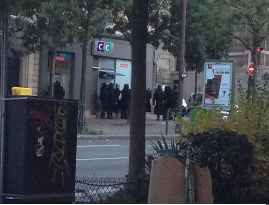 Ληστής κρατά ομήρους σε τράπεζα στο Παρίσι