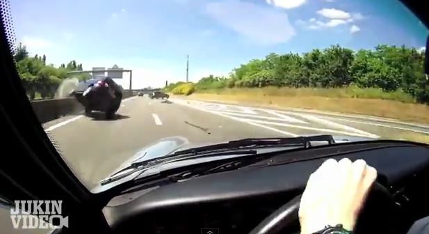 ΒΙΝΤΕΟ-Τροχαίο που κόβει την ανάσα on camera