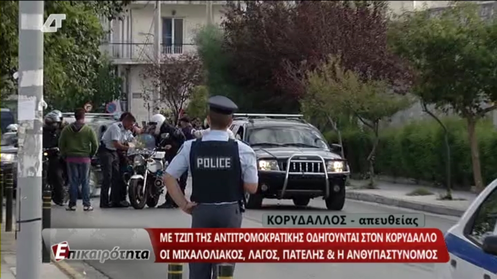 Αστυνομικός έπεσε από τη μηχανή κατά τη μεταγωγή